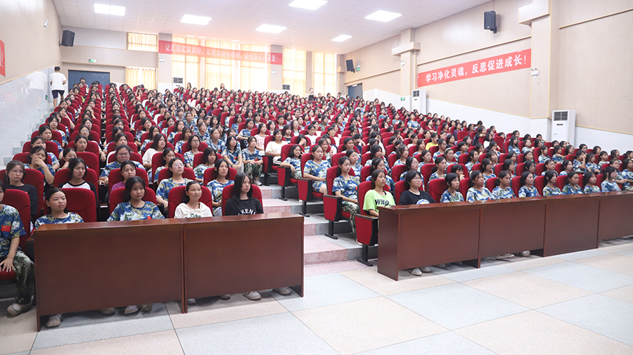 時(shí)光不語，靜待花開——懷化市新晃恒雅高級中學(xué)舉辦女生青春期健康教育講座